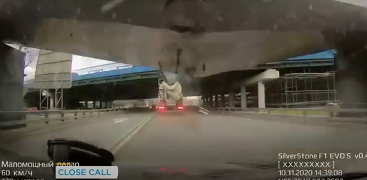 Horrifying footage: Travellers narrowly escape death after bridge falls on car