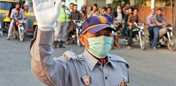 Lahore: Two traffic cops robbed of mobile phones, cash