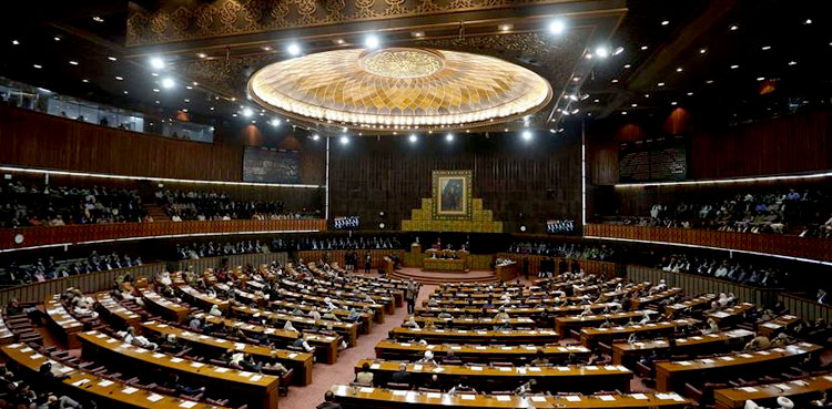 PTI protests upon arrival of PM Shehbaz Sharif in NA session