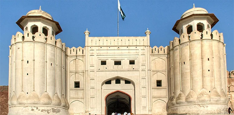 Youngster falls from 200-ft high Lahore Fort wall while taking selfie