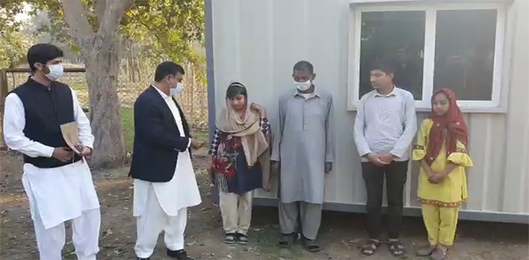 CM Buzdar takes notice of minor toy-selling Lahore girl, sends aid her way