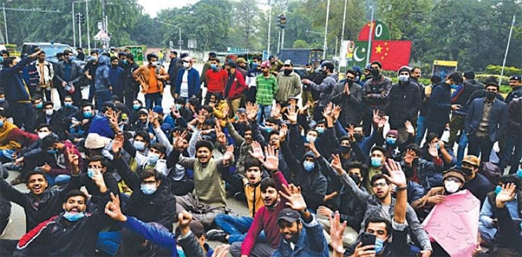 Students end sit-in after Multan university agrees to hold online exams