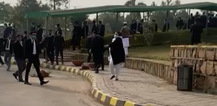 Lawyers turn violent after demolition of illegal chambers in Islamabad