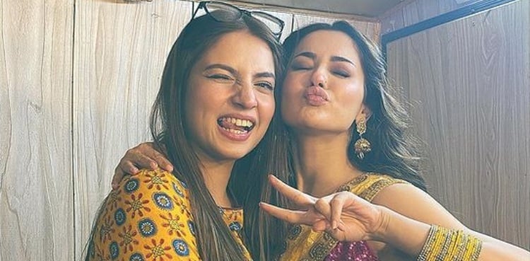 WATCH: Pawri girl Dananeer's belated birthday bash for Hania Amir