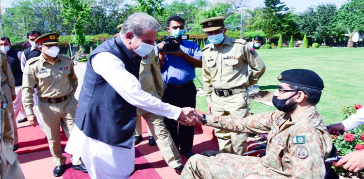 FM Qureshi meets war-wounded soldiers at AFIRM Rawalpindi