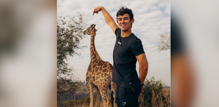 WATCH: Giraffe captured sniffing mountain biker amuses over 10m people