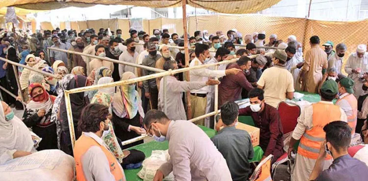 LHC annoyed at long queues of sugar buyers at Sasta Bazaars