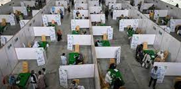 Federal govt decides to lower age bar for walk-in COVID vaccination: sources