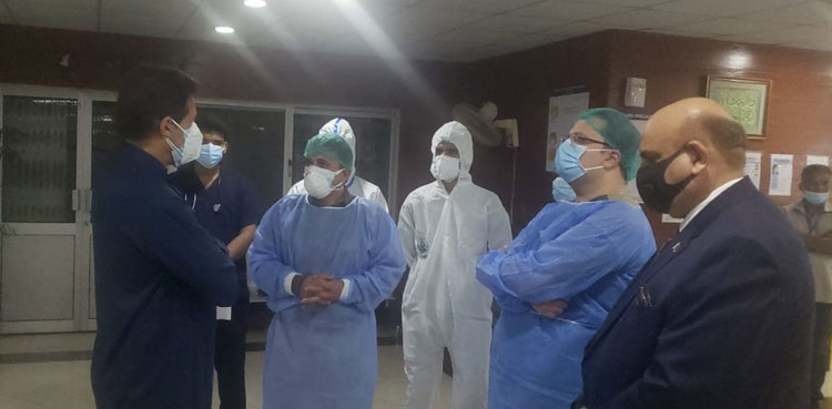 PM Imran Khan pays surprise visit to PIMS Hospital's Covid ward