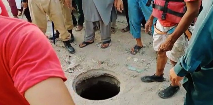 Five minors fall into open manhole in Karachi, two declared dead