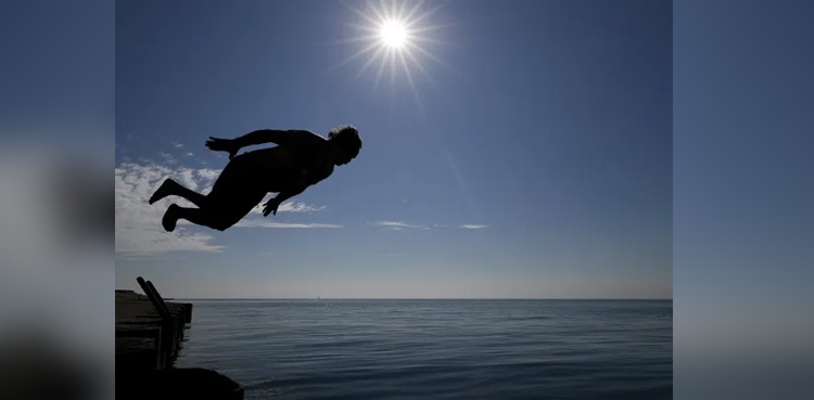Man relieves stress by diving into lake for straight 365th day