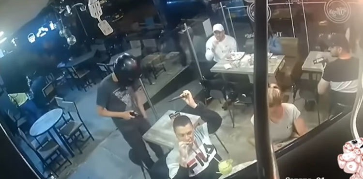 WATCH: Man keeps enjoying his meal during armed robbery at restaurant