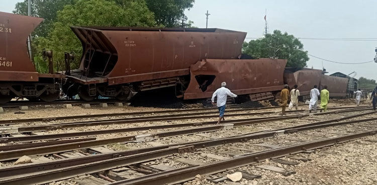 Peshawar-bound frieght train bogie derails in Rohri, chokes track