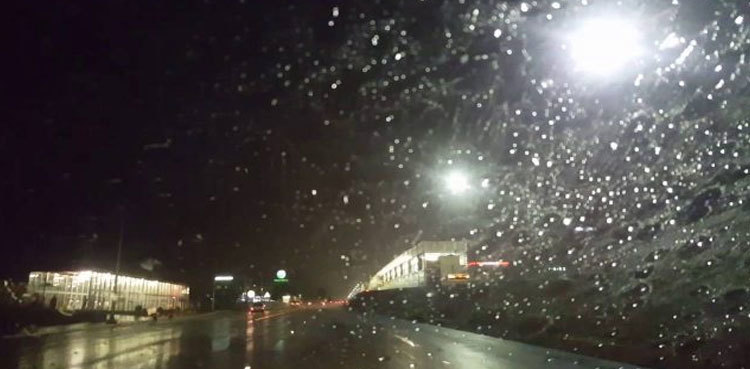 Rain in parts of Lahore turns weather cold