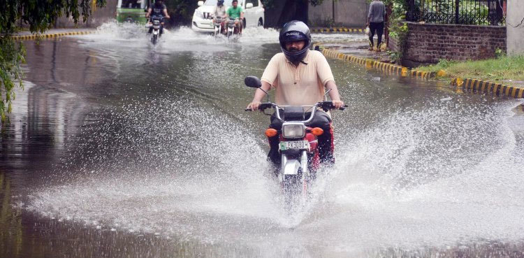 Heavy rainfall lashes Lahore, drowns low-lying areas