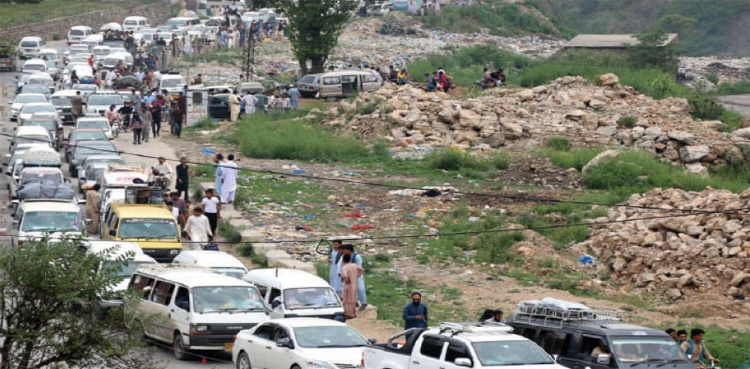 Traffic police counsel keeping extra fuel as tourist influx chokes Kaghan