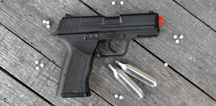 Karachi: Robbers with toy guns thrashed by citizens