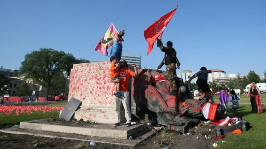 WATCH: Statues of Queen Victoria, Queen Elizabeth toppled in Canada