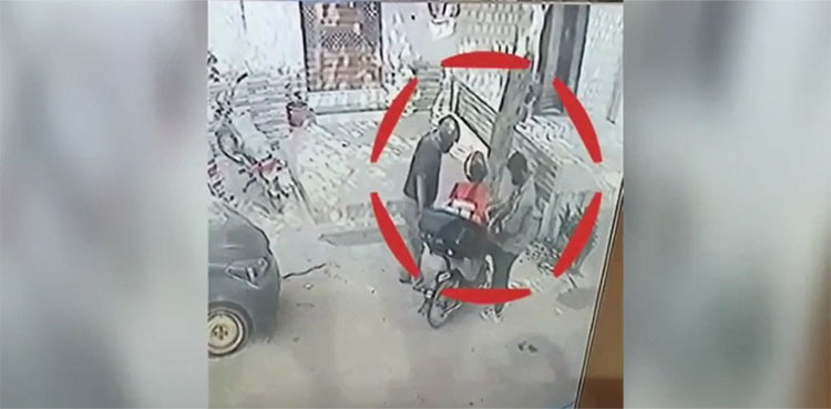 Video: Delivery boy robbed of belongings in Karachi