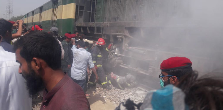 Engine of passenger train catches fire in Bahawalpur