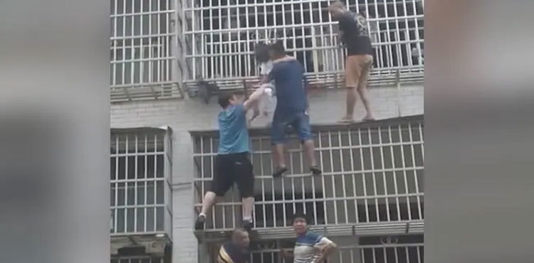 VIDEO: Six men form human chain to rescue children from burning building