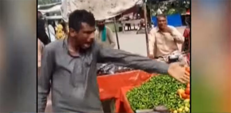 Video: Man sells vegetables in a unique-cum-frightening style