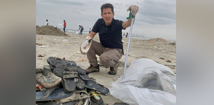 British envoy, Karachi commissioner clean up Clifton beach