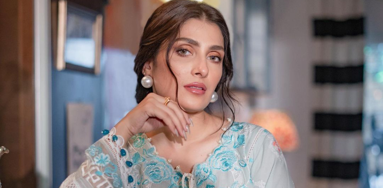 Ayeza Khan crosses the 10 million followers mark on Instagram