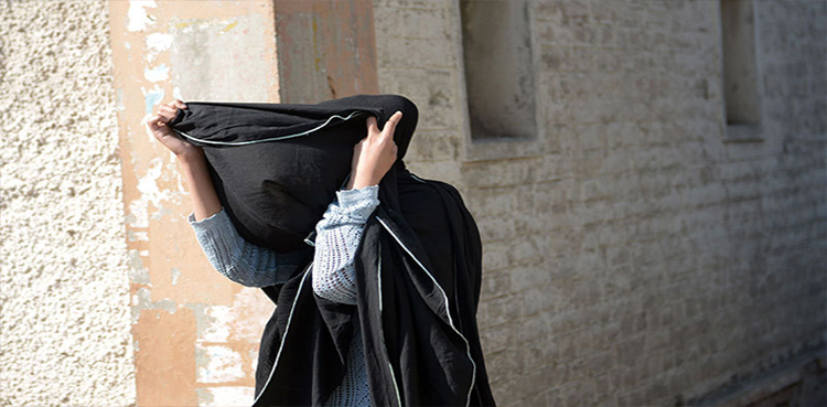 Lahore sessions court security catch woman supplying heroin to inmates