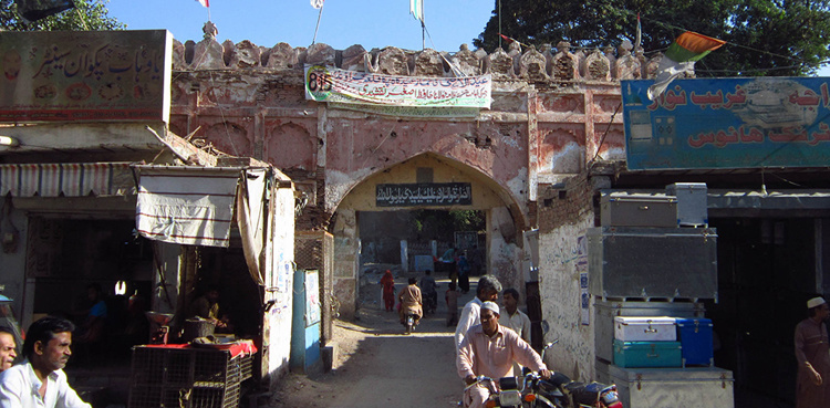 Main gate of Hyderabad's historical Pakka Qila collapses