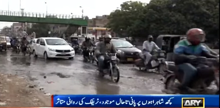 Morning commuters greatly troubled on water-logged Karachi roads
