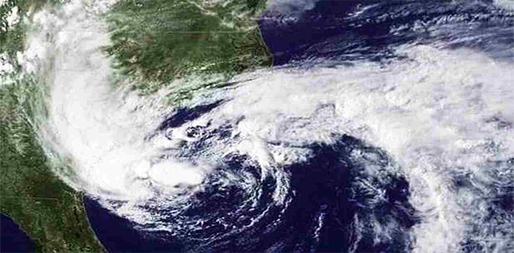 Gusty winds, taller waves feared in Karachi as storm nears, coasts alerted