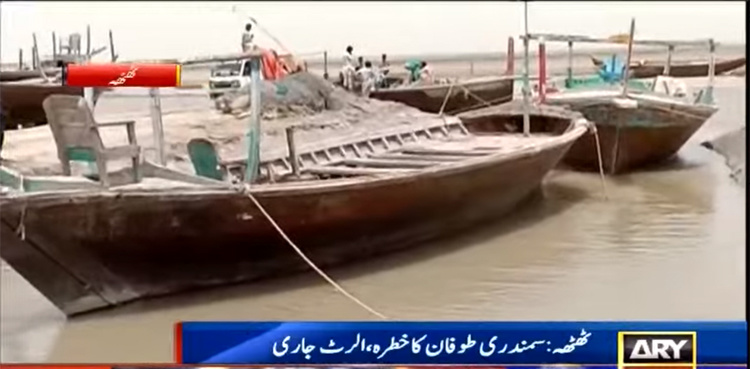 Gutsy winds, rain lash Thatta coastal belt ahead of storm