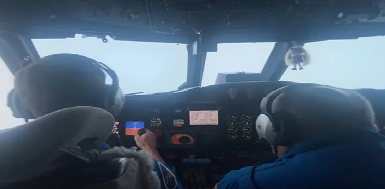 Watch what Pilots see as they fly plane right through eye of hurricane Ida