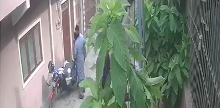 Footage shows dacoit hugging, returning snatched assets to delivery boy