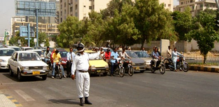Traffic cops take prompt action against street criminals in Karachi, two held