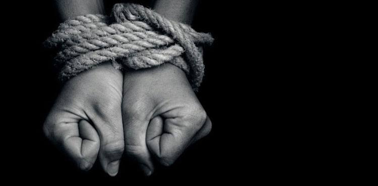 GHOTKI: Police recover four hostages, honey-trapped by bandits