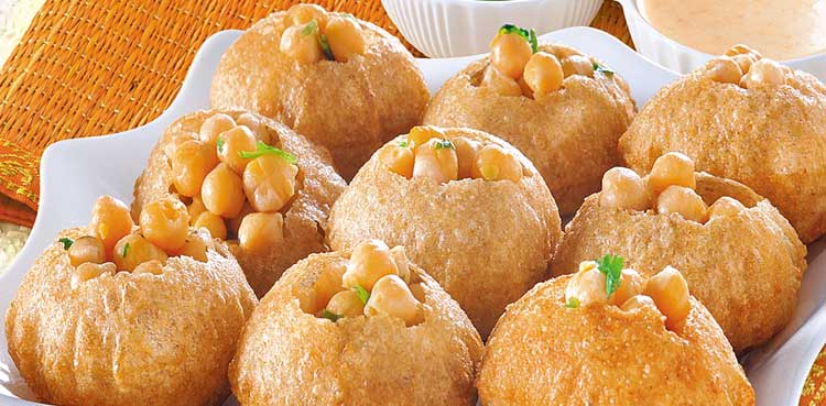 Pani puri seller in India gives away free snacks worth thousands