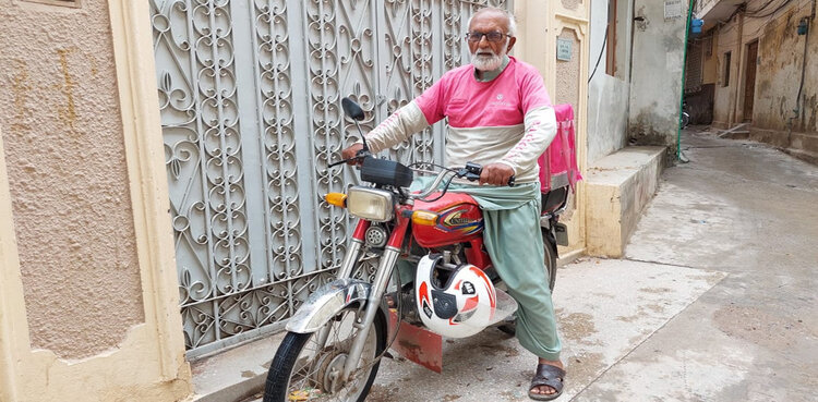 73-year-old man becomes food delivery boy to earn in Islamabad