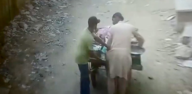 Video: Poor vegetable vendor looted in Karachi