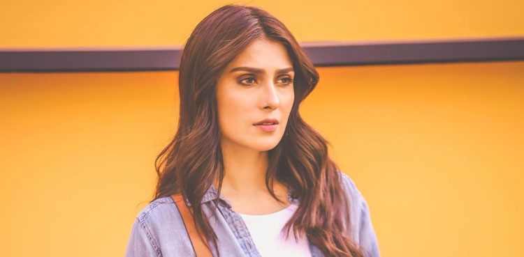 VIRAL: Ayeza Khan demands fans' opinion over new hairstyle