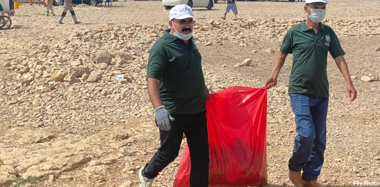 Mob attacks SEPA officers for inspecting polluted site in Karachi