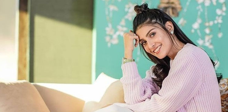 Ayeza Khan leaves fans guessing in new viral videos
