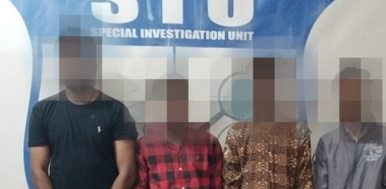 Four held for looting citizens outside banks in Karachi