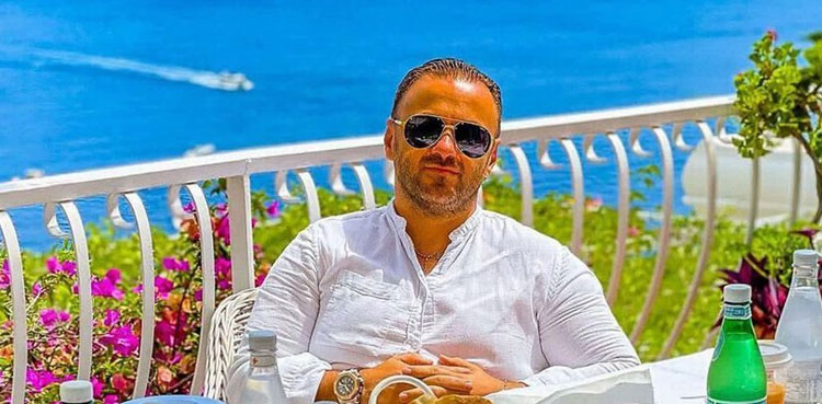 Homeless man who slept on park benches becomes millionaire