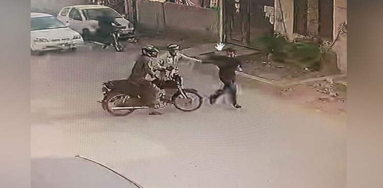 VIDEO: Karachi man robbed after withdrawing cash from bank