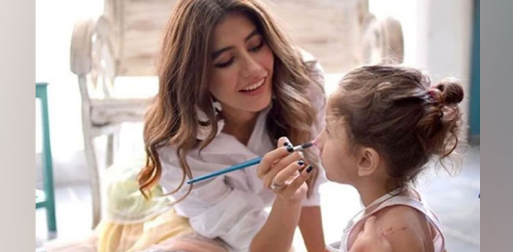 Syra Yousuf's social media post with daughter goes viral