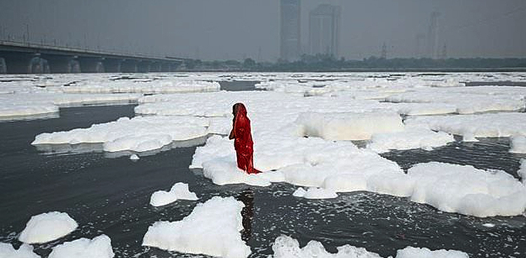 Toxic foam covers India's Yamuna river