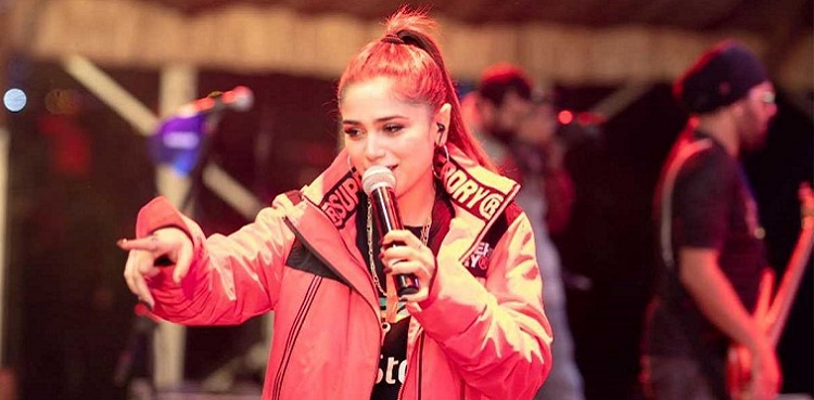 VIRAL: Aima Baig loses calm during concert