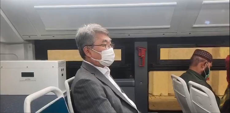 Video: Japan's consul general in Karachi travels on Green Line bus service